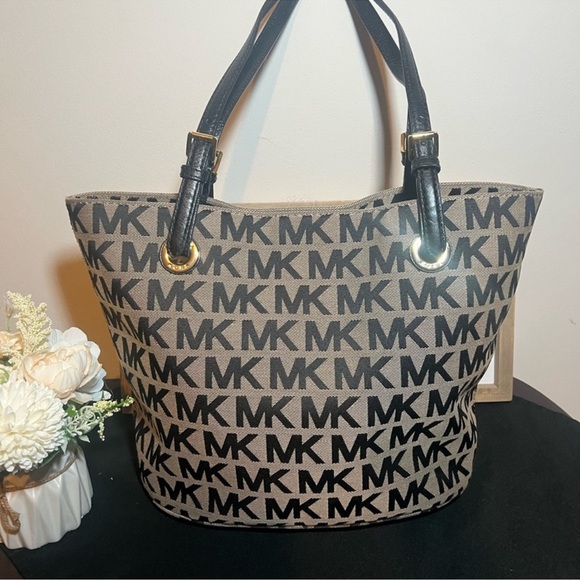 Michael Kors Handbags - Vintage Michael Kors Jet Set Medium Signature Tote